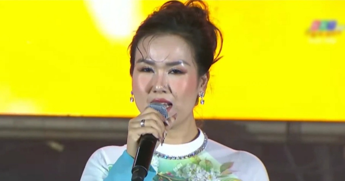 Võ Hạ Trâm Gây Sốt Với Bản Hit “Viết Tiếp Câu Chuyện Hòa Bình” Clip Võ Hạ Trâm hát bản hit 4 tỷ lượt xem trong quá khứ gây sốt trở lại