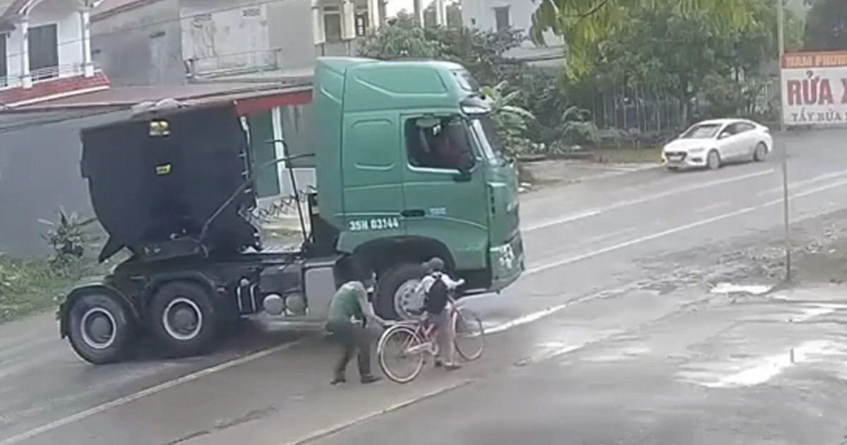 Clip “người đàn ông phản ứng nhanh cứu mạng bé trai” nổi bật tuần qua Clip "người đàn ông phản ứng nhanh cứu mạng bé trai" nổi bật tuần qua