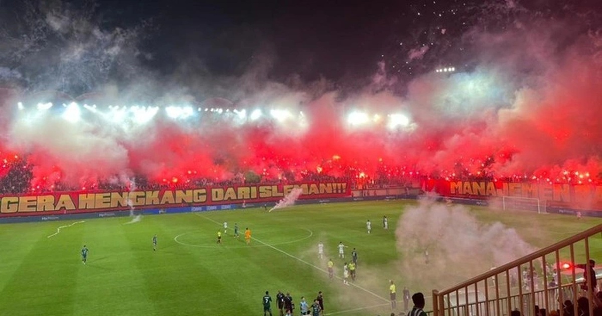 Pháo sáng tràn ngập sân vận động tại Indonesia: Sự cố nghiêm trọng trong trận đấu Liga 1 Cổ động viên Indonesia đốt pháo sáng tưng bừng ở giải trong nước