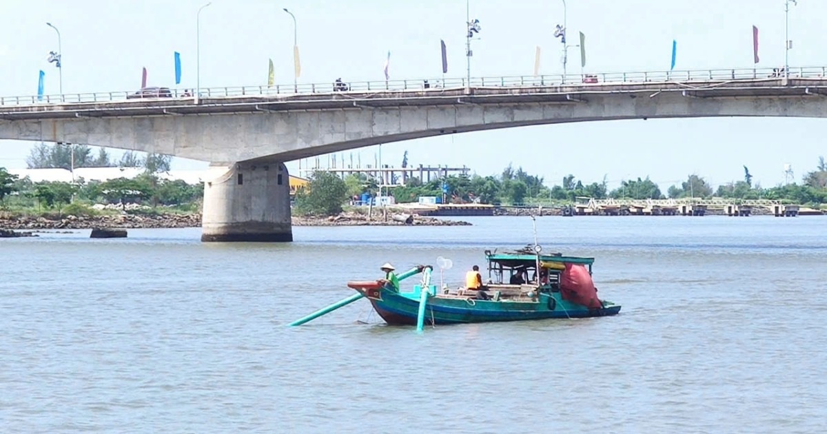 Đang đi du lịch với gia đình, người đàn ông lao xuống sông rồi mất tích Đang đi du lịch với gia đình, người đàn ông lao xuống sông rồi mất tích