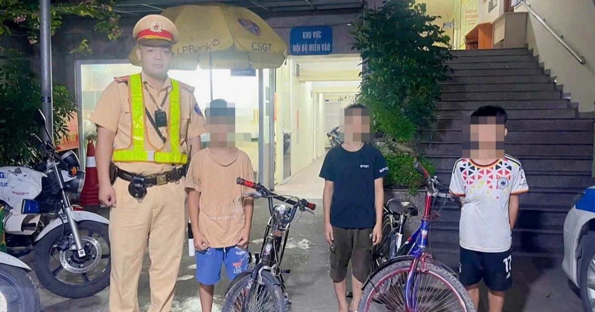 Đạp xe đi chơi rồi bị lạc cách nhà hơn 30km, 3 cháu nhỏ được CSGT hỗ trợ Đạp xe đi chơi rồi bị lạc cách nhà hơn 30km, 3 cháu nhỏ được CSGT hỗ trợ