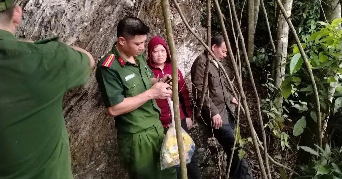 Cảnh Sát Tuyên Quang Giải Cứu Thành Công 2 Vợ Chồng Bị Lạc Khi Đi Bắt Ốc Trên Núi Đi bắt ốc rồi bị lạc suốt đêm trên núi, 2 vợ chồng được cảnh sát giải cứu
