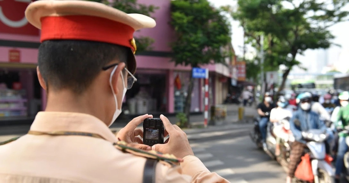 Đi xe máy lên vỉa hè, nhiều người bị phạt 5 triệu đồng Đi xe máy lên vỉa hè, nhiều người bị phạt 5 triệu đồng
