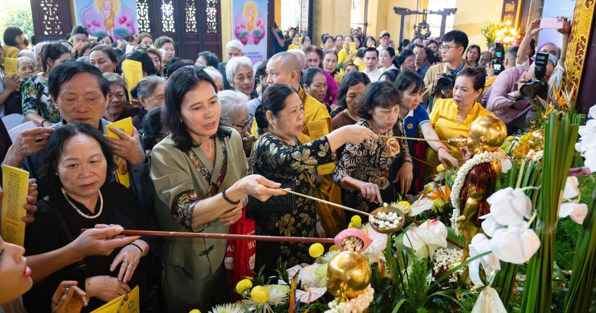 Đông đảo phật tử, người dân đổ về chùa Quán Sứ dự Đại lễ Phật đản Đông đảo phật tử, người dân đổ về chùa Quán Sứ dự Đại lễ Phật đản