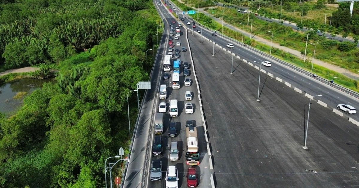 Dòng xe nườm nượp trở lại TPHCM sau kỳ nghỉ lễ 5 ngày Dòng xe nườm nượp trở lại TPHCM sau kỳ nghỉ lễ 5 ngày