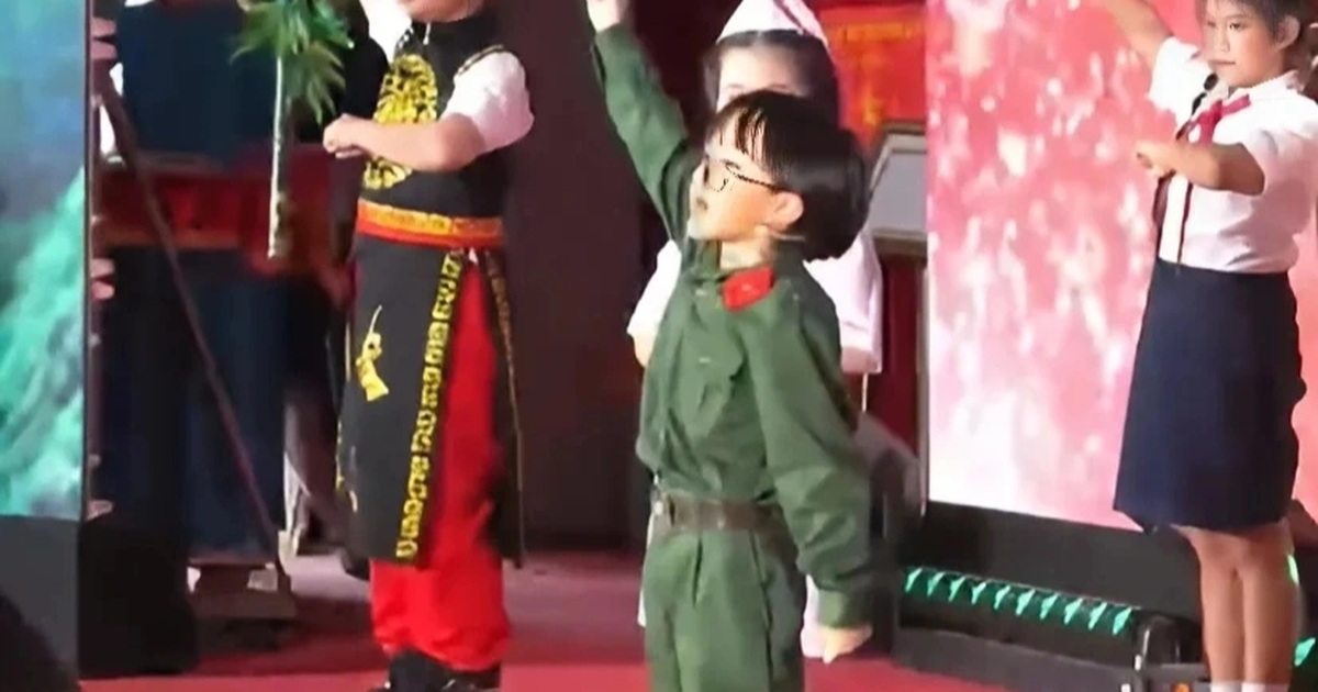“Em bé chất” xúc động khi được biểu diễn tại Hội trường Thống Nhất "Em bé chất" xúc động khi được biểu diễn tại Hội trường Thống Nhất