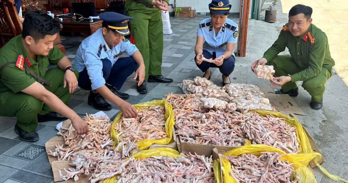 Gần 500kg chân gà, đuôi lợn “bẩn” trong kho công ty thực phẩm sạch Gần 500kg chân gà, đuôi lợn "bẩn" trong kho công ty thực phẩm sạch