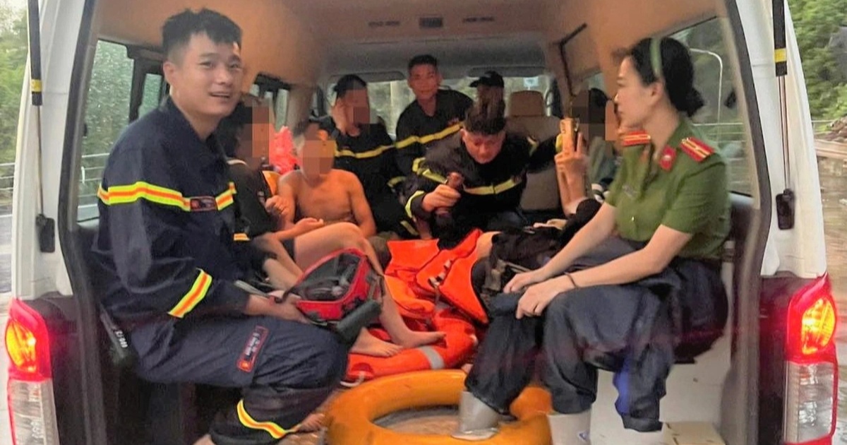 Giải Cứu 11 Học Sinh Mắc Kẹt Khi Tắm Suối Gặp Mưa Lớn Ở Hòa Bình Giải cứu 11 học sinh mắc kẹt khi tắm suối gặp cơn mưa lớn ở Hòa Bình