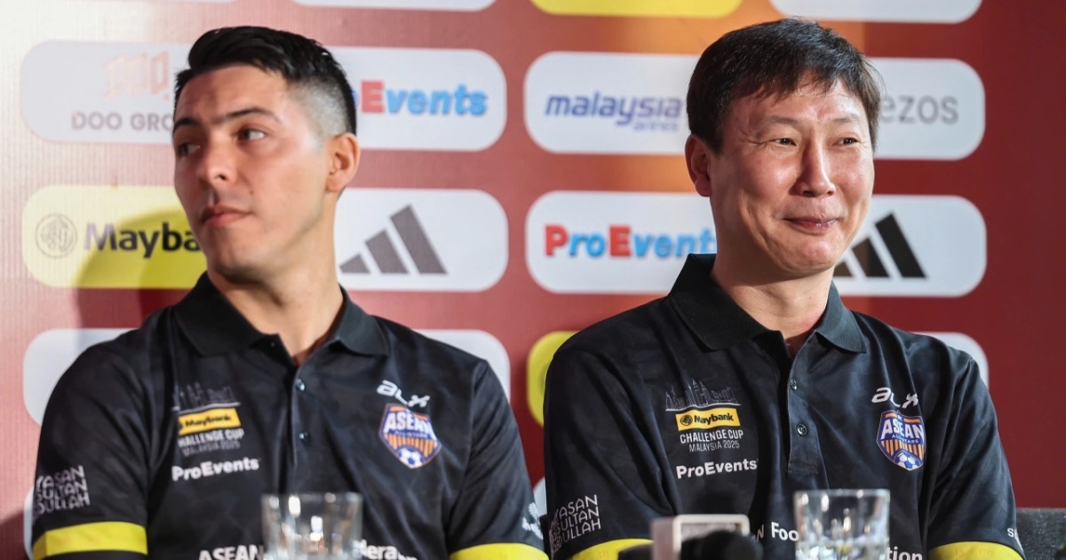 HLV Kim Sang Sik Tự Hào Khi Đội Ngôi Sao Đông Nam Á Đánh Bại Man Utd HLV Kim Sang Sik tiếc vì học trò không thể ghi thêm bàn vào lưới Man Utd
