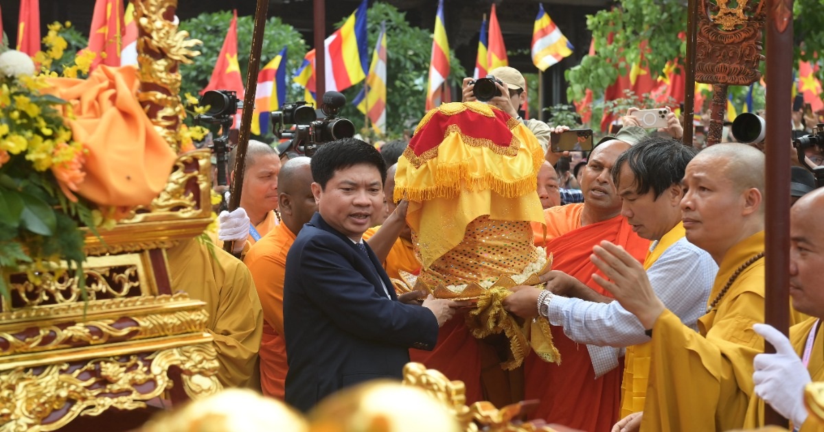 Hàng Nghìn Người Cung Rước Xá Lợi Đức Phật Về Chùa Tam Chúc Hàng nghìn người cung rước xá lợi Đức Phật về chùa Tam Chúc