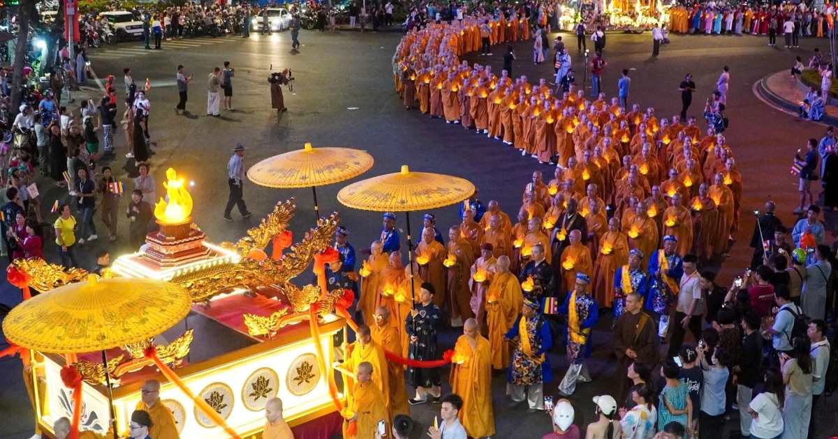 Hàng nghìn người rước kiệu tôn tượng Đức Phật đản sinh ở TPHCM Hàng nghìn người rước kiệu tôn tượng Đức Phật đản sinh ở TPHCM