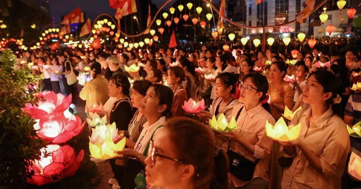 Hàng nghìn người tham gia “Đêm hội hoa đăng” ở chùa Pháp Hoa Hàng nghìn người tham gia "Đêm hội hoa đăng" ở chùa Pháp Hoa