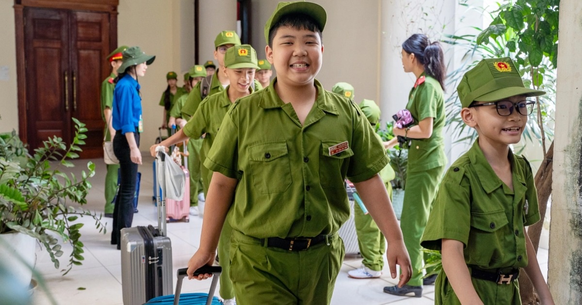 Hàng Trăm Em Nhỏ Hào Hứng Trải Nghiệm Trại Hè Làm Chiến Sĩ Công An Nhân Dân Hàng trăm em nhỏ hào hứng trải nghiệm trại hè làm chiến sĩ Công an nhân dân
