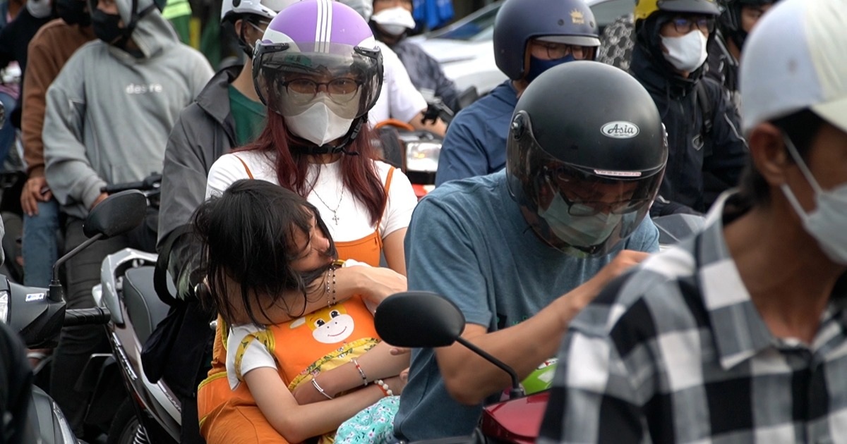 Hàng trăm phương tiện nối đuôi qua phà Cát Lái sau kỳ nghỉ lễ 30/4