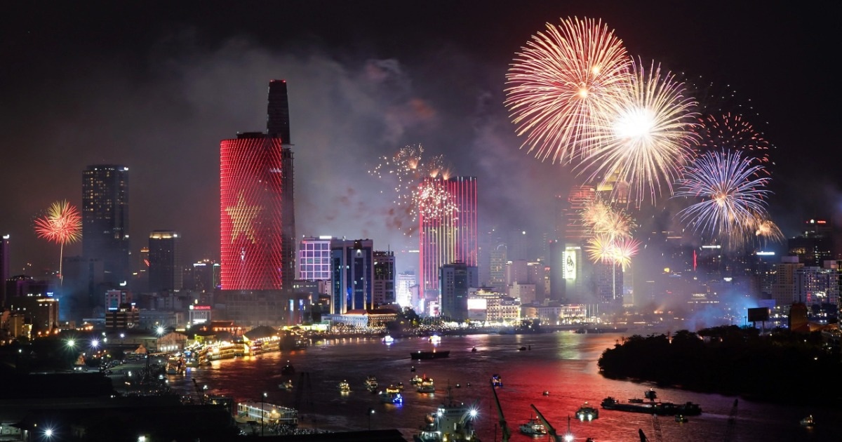 Hàng Triệu Người Dân Reo Hò Phấn Khích Trước Màn Pháo Hoa Đêm 30/4 Hàng triệu người dân reo hò phấn khích trước màn pháo hoa đêm 30/4