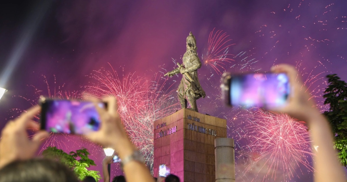 TPHCM Tưng Bừng Đón Mừng 50 Năm Ngày Thống Nhất Đất Nước Với Pháo Hoa Rực Rỡ Hàng triệu người thưởng thức pháo hoa mừng đại lễ 30/4 ở TPHCM