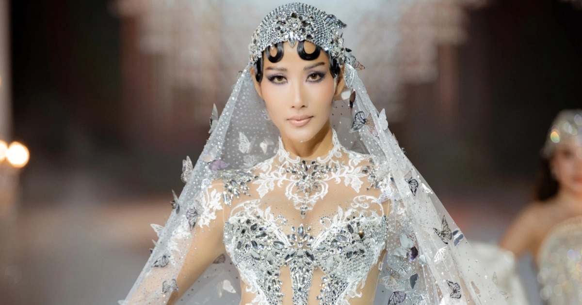 Hoàng Thùy gây sốt với pha xử lý sự cố khi catwalk trên giày cao 20cm Hoàng Thùy gây sốt với pha xử lý sự cố khi catwalk trên giày cao 20cm