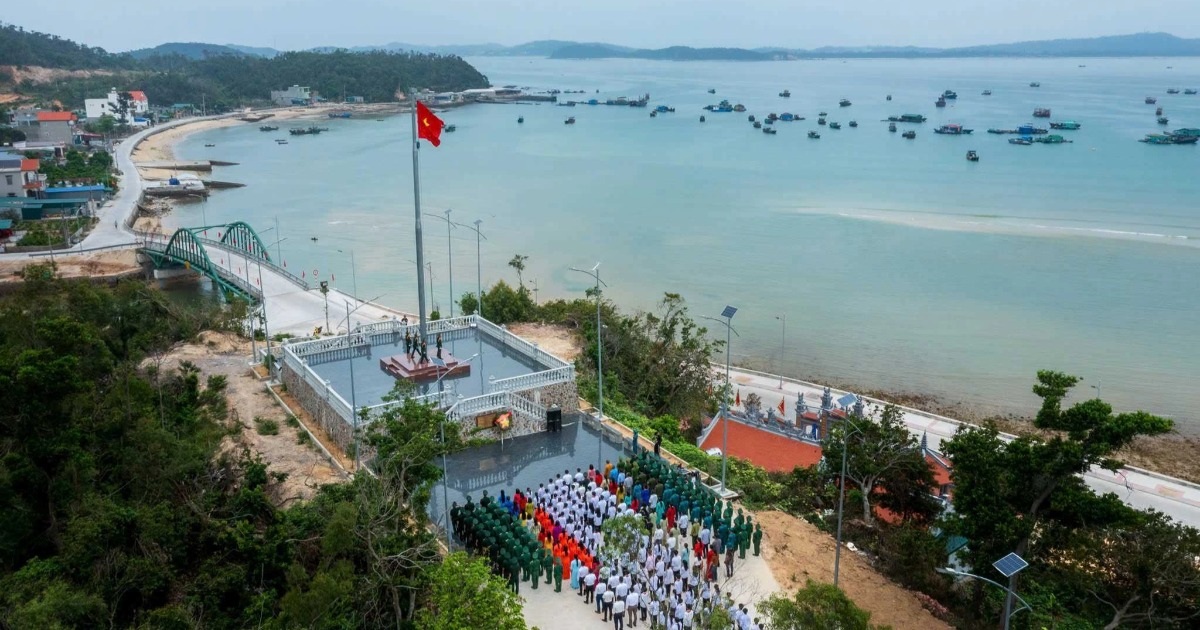 Hơn một nghìn người hát Quốc ca tại Lễ Thượng cờ trên đảo Cô Tô Hơn một nghìn người hát Quốc ca tại Lễ Thượng cờ trên đảo Cô Tô