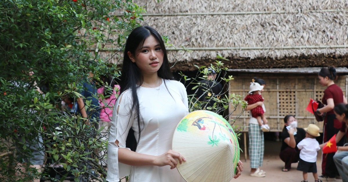 Lần đầu về thăm quê Bác Hồ, tôi thấy gần gũi và xúc động vô cùng Lần đầu về thăm quê Bác Hồ, tôi thấy gần gũi và xúc động vô cùng