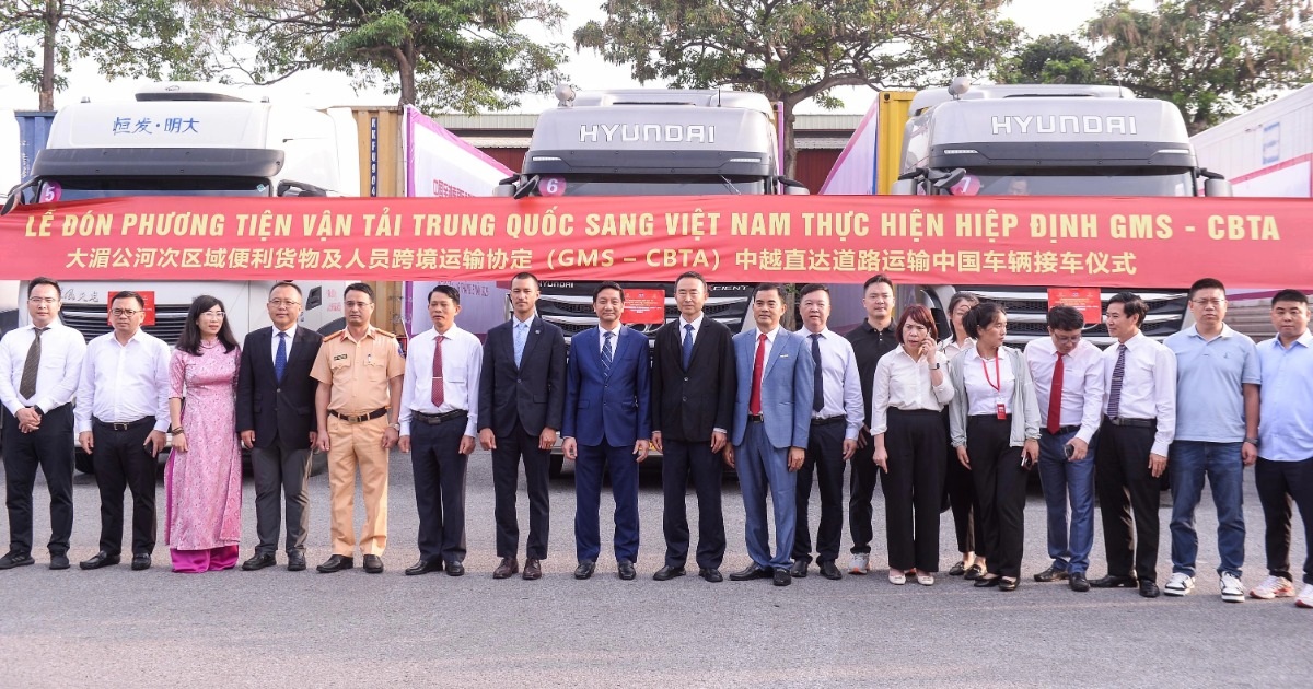 Lễ đón phương tiện vận tải chở hàng từ Trung Quốc sang Việt Nam Lễ đón phương tiện vận tải chở hàng từ Trung Quốc sang Việt Nam