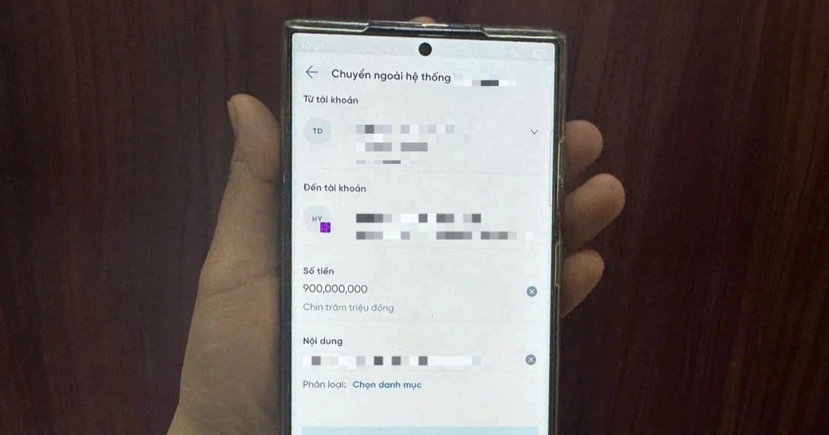 Lơ đễnh chuyển nhầm gần 1 tỷ đồng cho người lạ, Công an giúp đỡ lấy lại tiền Lơ đễnh chuyển nhầm gần 1 tỷ đồng cho người lạ