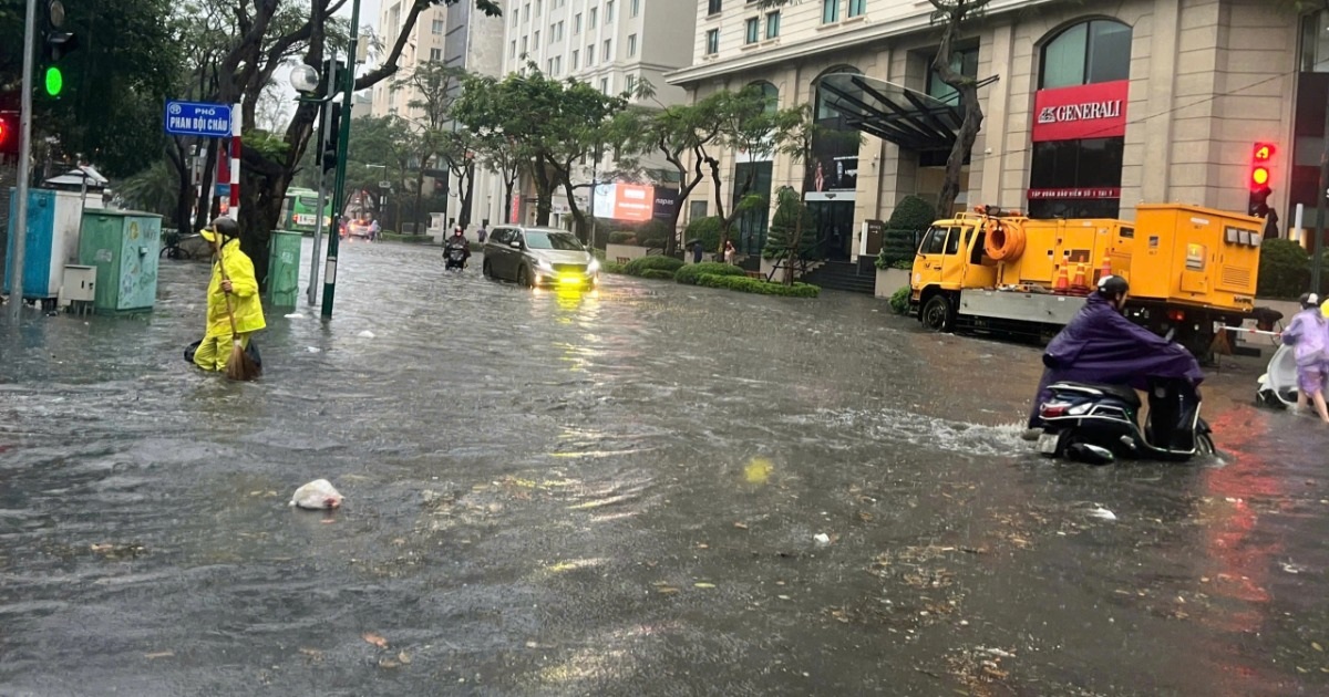 Mưa lớn khiến nhiều tuyến phố ở Hà Nội ngập sâu Mưa lớn khiến nhiều tuyến phố ở Hà Nội ngập sâu