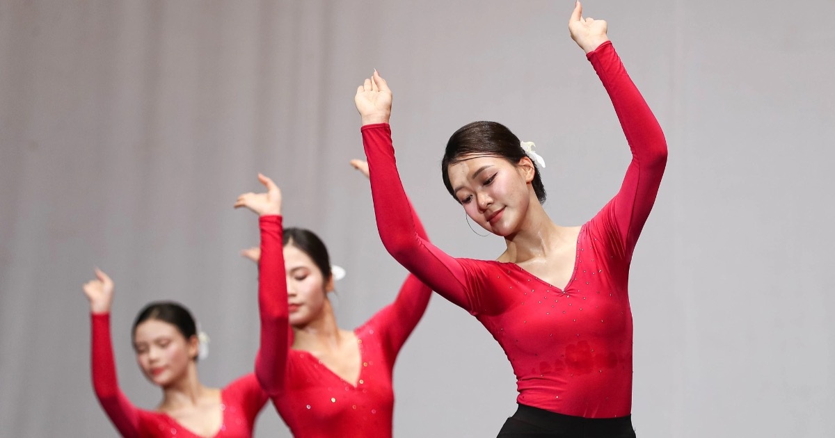 Ngắm Nữ Sinh Trường Múa Trên Sân Khấu Biểu Diễn Tốt Nghiệp Ngắm nữ sinh trường múa trên sân khấu biểu diễn tốt nghiệp