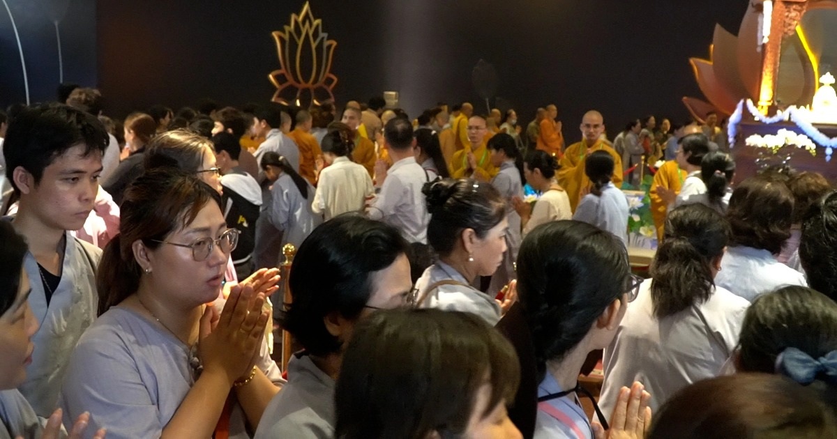 Ngày đầu tiên, tăng ni, phật tử chiêm bái xá lợi Đức Phật ở TPHCM