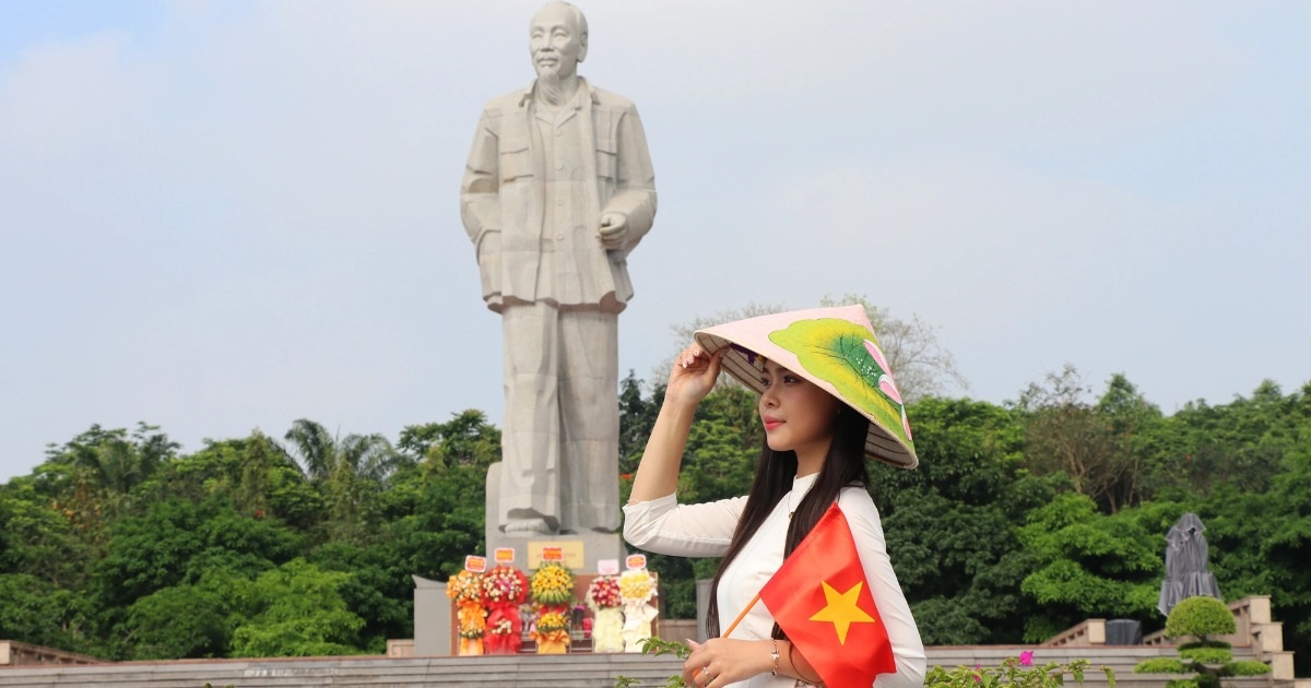 Người Dân Đổ Về Quảng Trường Hồ Chí Minh Kỷ Niệm 50 Năm Ngày Giải Phóng Miền Nam Người dân đổ về quảng trường Hồ Chí Minh lưu lại hình ảnh ngày lễ 30/4