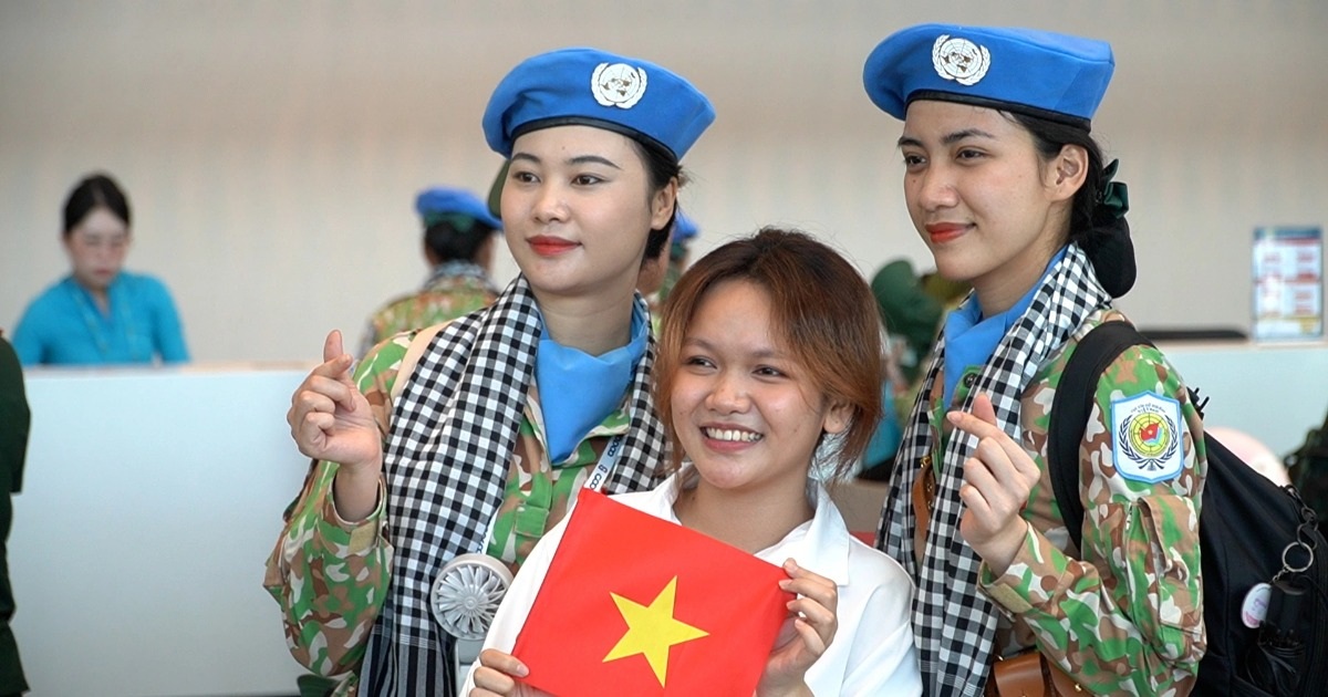 Người dân nghẹn ngào chia tay các chiến sĩ diễu binh rời TPHCM