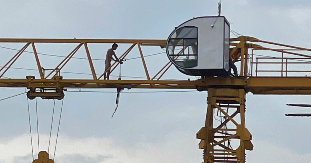 Người đàn ông khỏa thân đi dạo trên cần cẩu công trình ở Bình Dương Người đàn ông khỏa thân đi dạo trên cần cẩu công trình ở Bình Dương