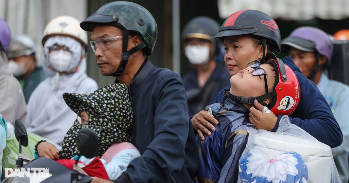 Người dân trở lại TPHCM sau kỳ nghỉ lễ 30/4: Kẹt xe, mệt mỏi dưới nắng nóng Người dân trở lại TPHCM sau kỳ nghỉ lễ 30/4: Kẹt xe, mệt mỏi dưới nắng nóng