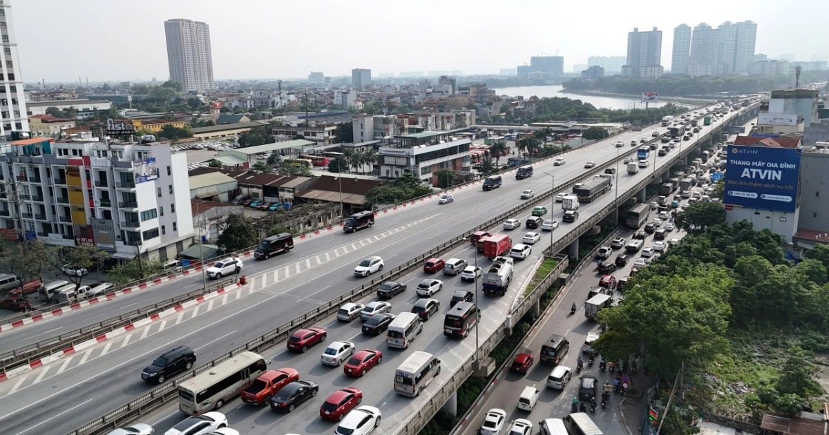 Người dân trở về Hà Nội sớm, cửa ngõ thủ đô ùn ứ Người dân trở về Hà Nội sớm, cửa ngõ thủ đô ùn ứ