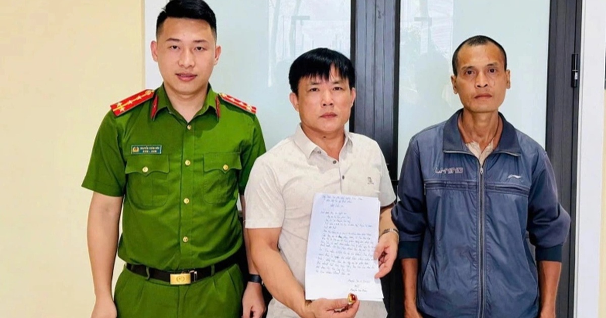 Người gom phế liệu nhặt được nhẫn vàng gắn đá quý trong túi rác Người gom phế liệu nhặt được nhẫn vàng gắn đá quý trong túi rác