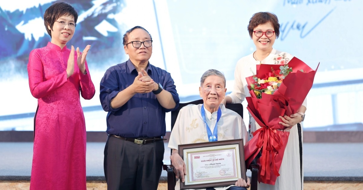 Nhạc Sĩ Phạm Tuyên Được Trao Giải Thưởng Hiệp Sĩ Dế Mèn 2025 Nhạc sĩ Phạm Tuyên được trao giải thưởng "Hiệp sĩ Dế Mèn"