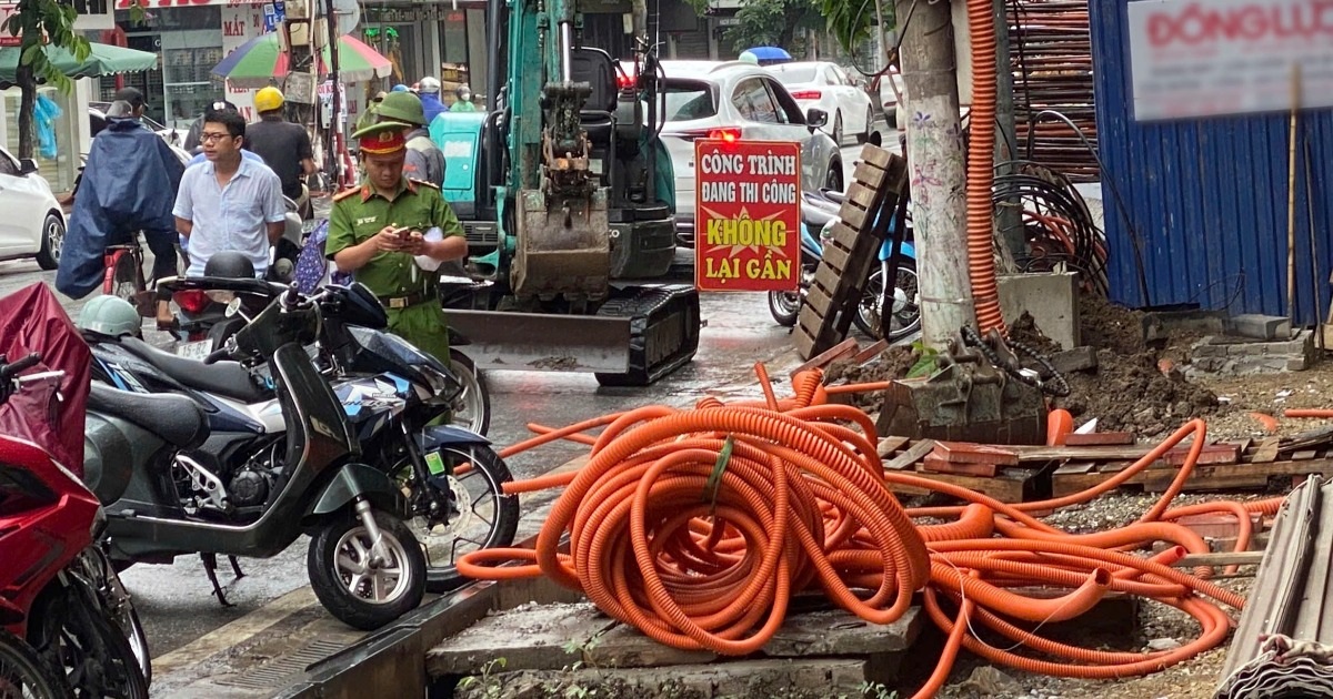 Nhóm Người Tự Ý Di Dời Bốt Điện Giữa Phố Trung Tâm Hải Phòng Nhóm người tự ý di dời bốt điện giữa phố trung tâm Hải Phòng