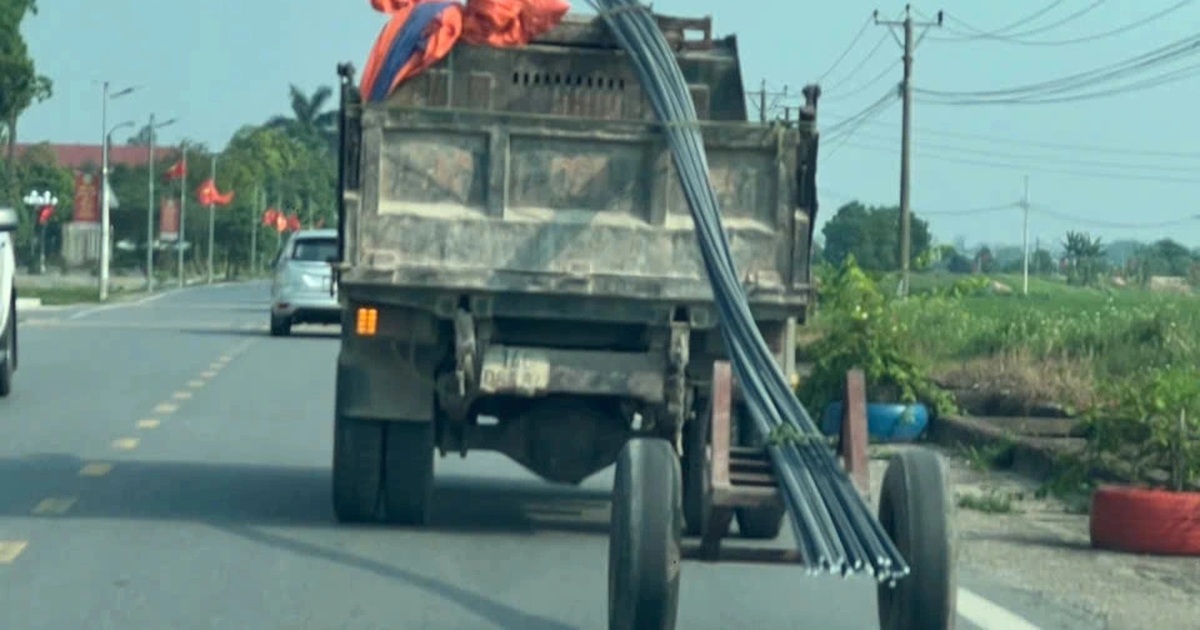 Phạt lái xe và chủ ô tô tải chế “bánh phụ” để kéo bó sắt dài hàng chục mét Phạt lái xe và chủ ô tô tải chế "bánh phụ" để kéo bó sắt dài hàng chục mét