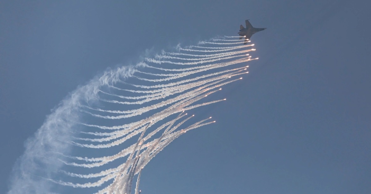 Phi công SU30-MK2 bật mí màn thả bẫy nhiệt mãn nhãn trên bầu trời TPHCM Phi công SU30-MK2 bật mí màn thả bẫy nhiệt mãn nhãn trên bầu trời TPHCM