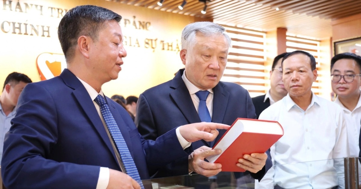 Ra mắt tủ sách điện tử Chủ tịch Hồ Chí Minh nhân dịp kỷ niệm 135 năm Ngày sinh Ra mắt tủ sách điện tử Chủ tịch Hồ Chí Minh