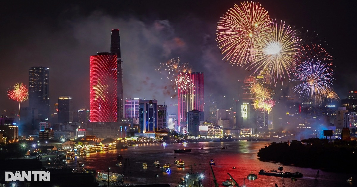 Rực rỡ màn pháo hoa tầm cao ở TPHCM chào mừng đại lễ 30/4 Rực rỡ màn pháo hoa tầm cao ở TPHCM chào mừng đại lễ 30/4