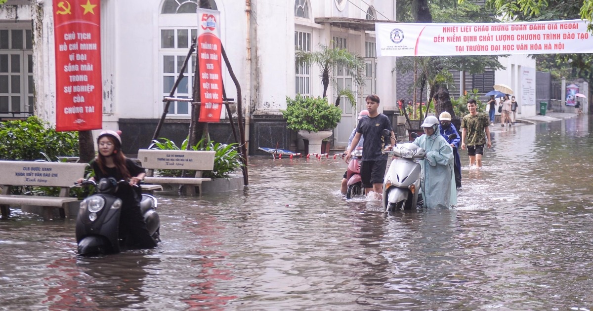 Mưa Lớn Gây Ngập Sâu Tại Hà Nội, Sinh Viên Đại Học Văn Hóa Bì Bõm Dắt Xe Sân trường đại học ở Hà Nội lênh láng nước, sinh viên bì bõm dắt xe