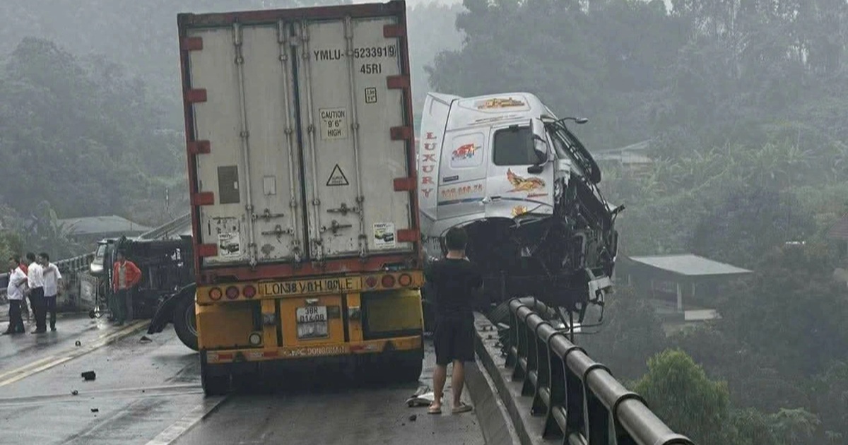 Tai Nạn Giao Thông Trên Cao Tốc Nội Bài – Lào Cai: Ô Tô Đầu Kéo Lơ Lửng Trên Thành Cầu Sau cú va chạm, ô tô đầu kéo lơ lửng trên thành cầu