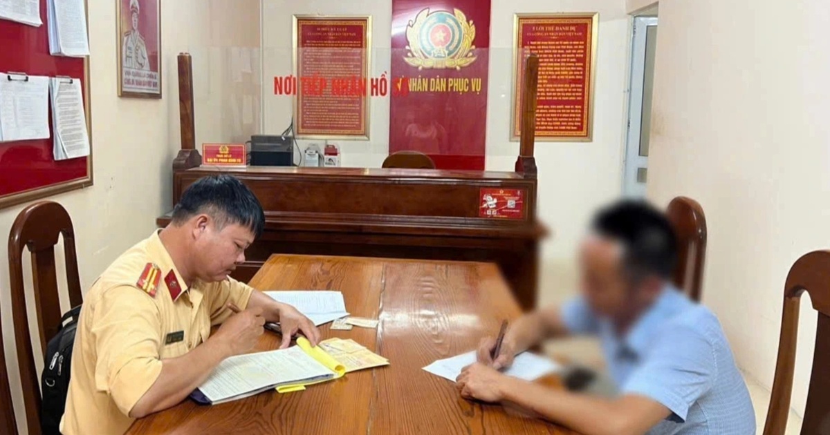 Tài Xế Xe Đầu Kéo Vi Phạm Đi Sai Làn Trên Quốc Lộ 7 Bị Mời Làm Việc Tài xế xe đầu kéo đi sai làn trên quốc lộ 7 bị mời lên làm việc
