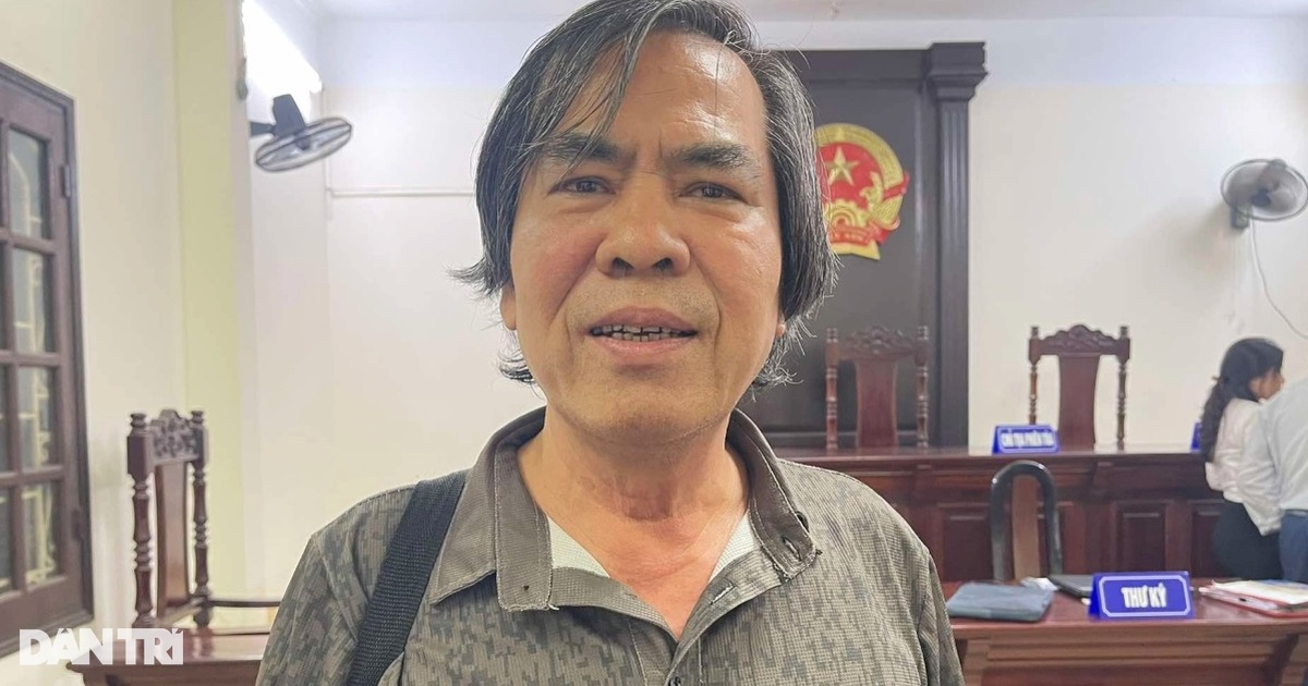 Tạm dừng phiên tòa xử vụ cựu sinh viên đòi ĐH Kinh tế quốc dân bồi thường Tạm dừng phiên tòa xử vụ cựu sinh viên đòi ĐH Kinh tế quốc dân bồi thường
