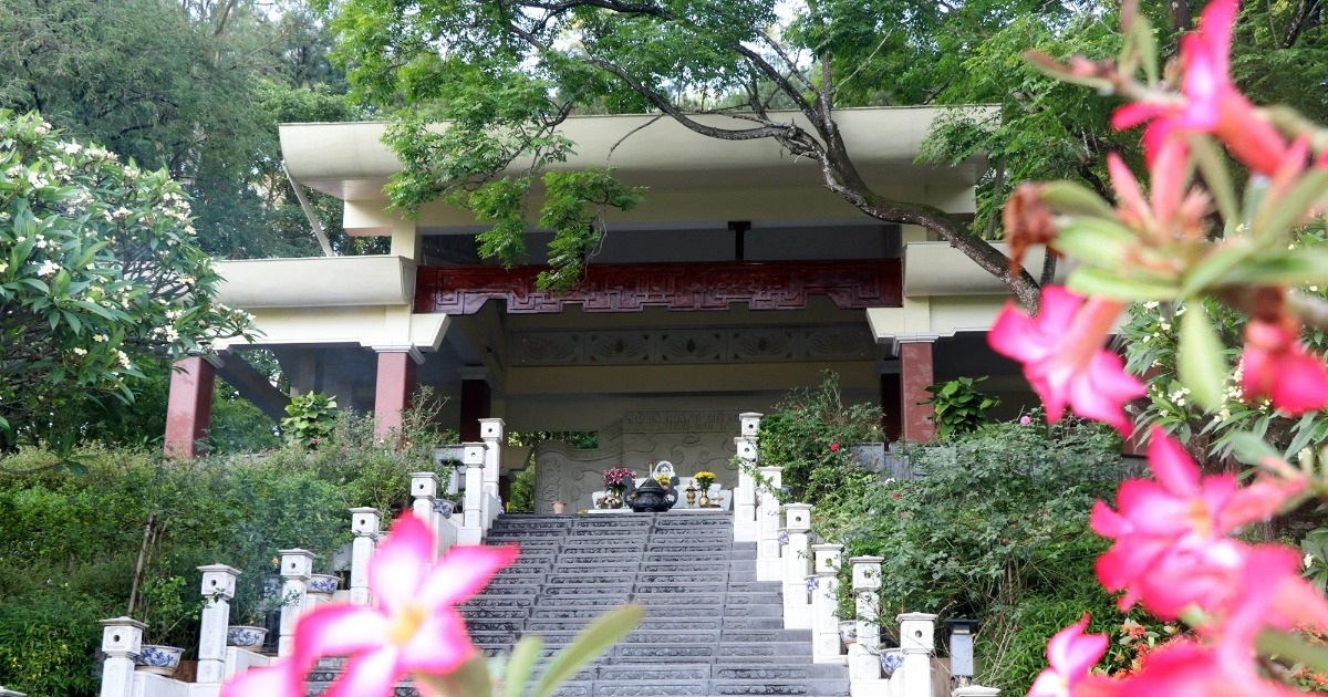 Thăm Nơi Yên Nghỉ Của Thân Mẫu Chủ Tịch Hồ Chí Minh Thăm nơi yên nghỉ của thân mẫu Chủ tịch Hồ Chí Minh