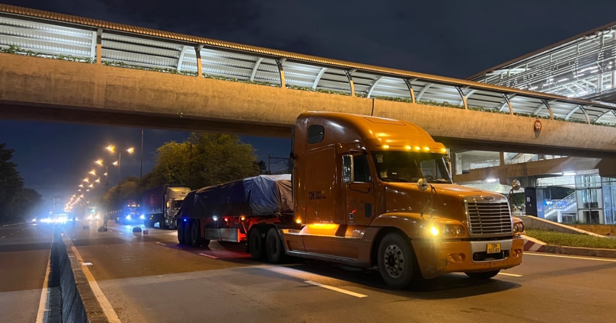 Nam Thanh Niên Rơi Từ Cầu Bộ Hành Ga Metro, Lọt Xuống Gầm Xe Đầu Kéo Ở TPHCM Thanh niên rơi từ cầu bộ hành ga metro, lọt xuống gầm xe đầu kéo ở TPHCM