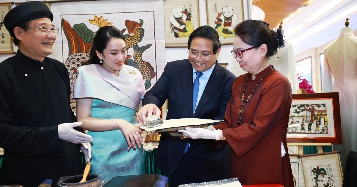 Thủ tướng Phạm Minh Chính và Thủ tướng Thái Lan thưởng lãm các sản phẩm thủ công mỹ nghệ Việt Nam Thủ tướng Phạm Minh Chính và Thủ tướng Thái Lan thưởng lãm các sản phẩm thủ công