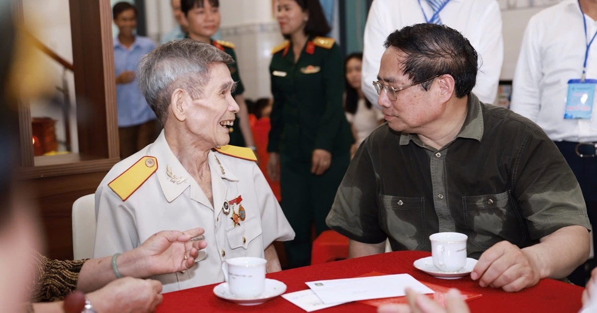 Thủ tướng Phạm Minh Chính viếng Nghĩa trang Hàng Dương, thăm cựu tù Côn Đảo Thủ tướng Phạm Minh Chính viếng Nghĩa trang Hàng Dương, thăm cựu tù Côn Đảo