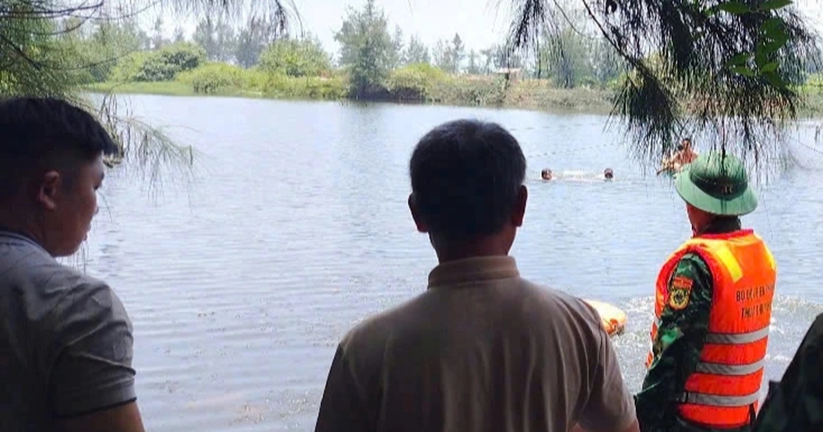 Thuyền chở ba người lật giữa đầm, một người tử vong Thuyền chở ba người lật giữa đầm, một người tử vong