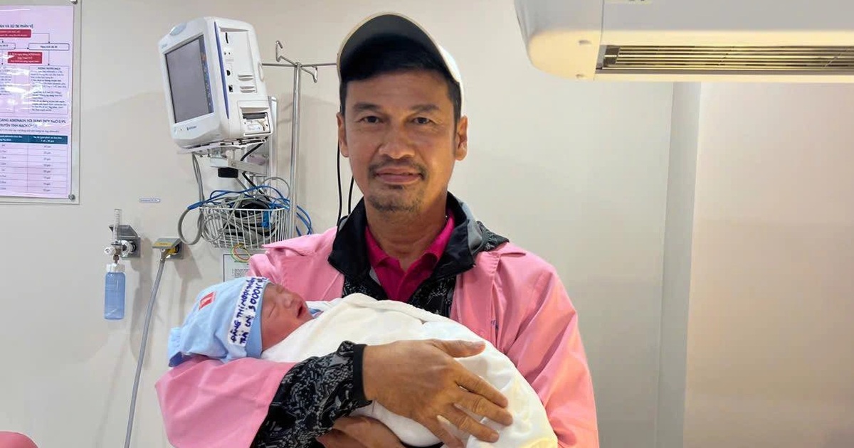 Tiết Cương đón con đầu lòng ở tuổi 52, vỡ òa hạnh phúc bên vợ kém 26 tuổi Tiết Cương đón con đầu lòng ở tuổi 52, vỡ òa hạnh phúc bên vợ kém 26 tuổi